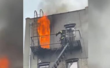 Pamje dramatike, zjarrfikësit shpëtojnë të riun nga zjarri në Brooklyn – nuk mund të dilte për shkak të hekurave në dritare