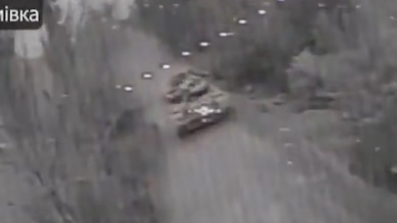 Ukrainasit hedhin në erë tri tanke ruse, i godasin me dronë kamikaz