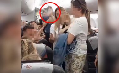 Situatë kaotike brenda aeroplanit të aviokompanisë “Air Serbia”, pasagjerja refuzon të vendosë rripin e sigurisë – një burrë humb durimin me të