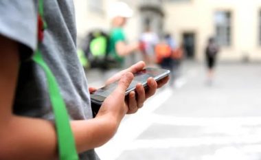 Një qytet në Irlandë ka vendosur të ndalojë fëmijët të përdorin celularin deri në shkollën e mesme