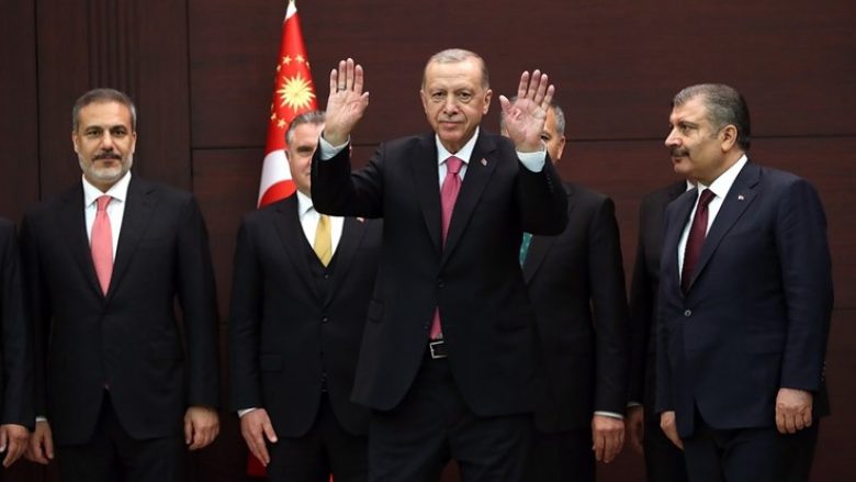Erdogan zbuloi përbërjen e qeverisë së re, vetëm dy ministra kanë mbetur në detyrë - diplomacia do të udhëhiqet nga ish-shefi i inteligjencës
