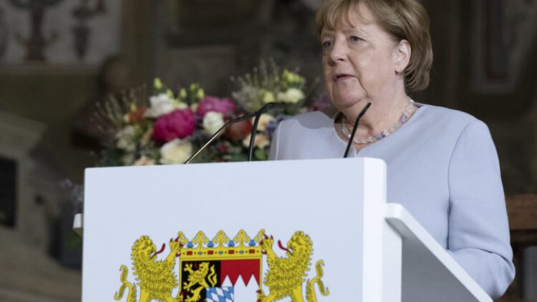 Gjermanët ende i paguajnë Angela Merkelit një grimere dhe parukiere