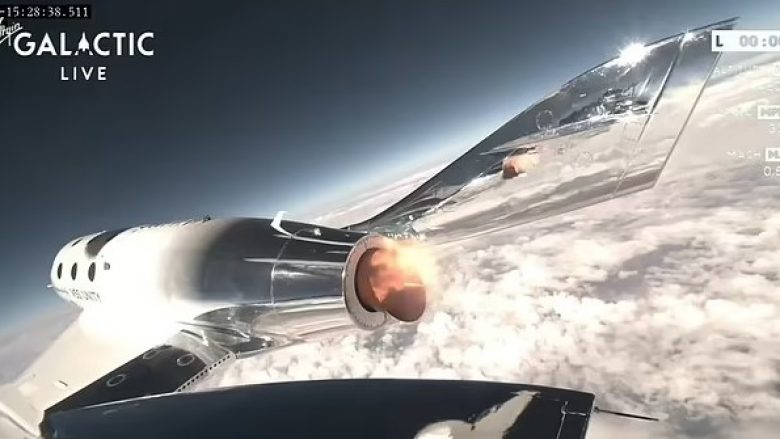 Ekuipazhi në bordin e aeroplanit hapësinor Virgin Galactic feston nisjen e suksesshme, misioni i parë komercial hapësinor i kompanisë shkoi sipas planit