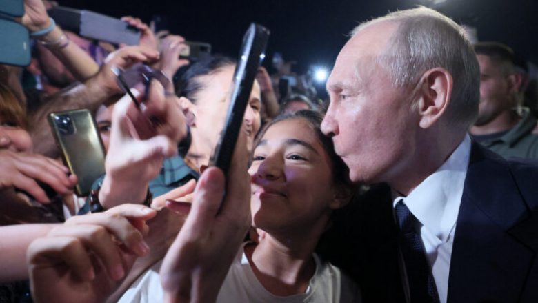 Analisti rus thotë se Putin përdori sozinë në paraqitjen në Dagestan – të rinjtë mendonin se po fotografoheshin me presidentin rus
