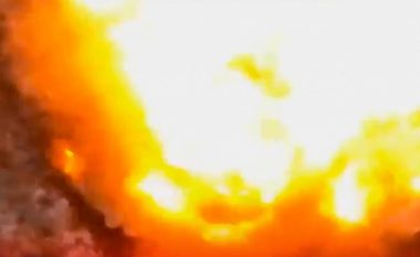 Rusët mbushën fushën me mina antitank, operatori i dronit ukrainas i detektoi – i hodhi në erë për të parandaluar më të keqen