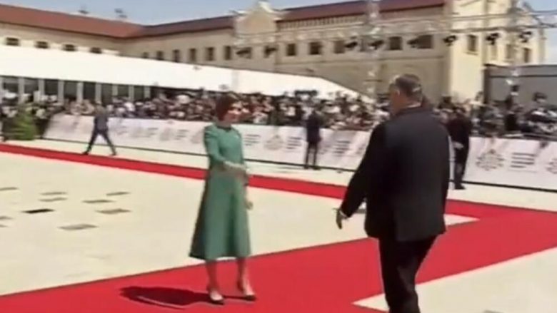Presidenti hungarez deshi t’ia puth dorën homologes moldave, ajo e refuzoi – pamjet po bëjnë xhiron e botës