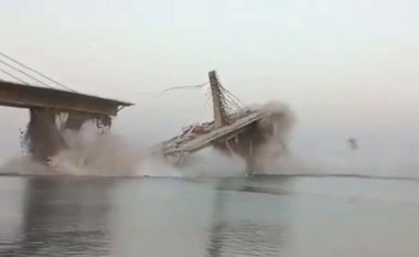 Pamje dramatike të shembjes së urës në Indi, rreth 200 metra e strukturës u shembën në lumë – e njëjta gjë ndodhi një vit më