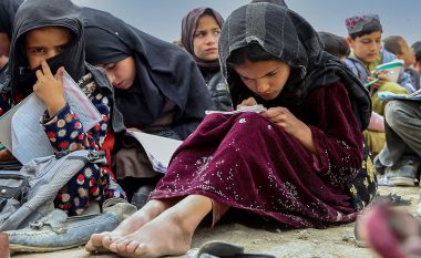 Rreth 80 vajza u helmuan në dy sulme në shkollat ​​fillore në Afganistan