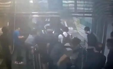 Po qëndronin në shkallët lëvizëse të stacionit të trenit në Seul, ato fillojnë të lëvizin në kahjen e kundërt – pasagjerët rrokullisen njëri mbi tjetrin