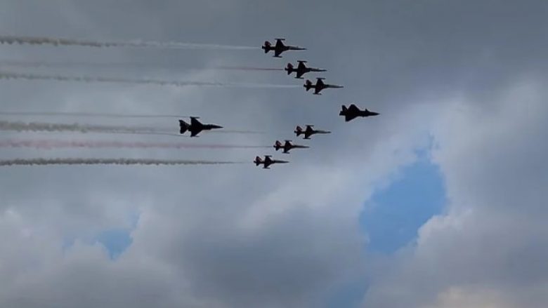 Publikohet videoja e fluturimit të parë të formacionit të një fluturake turke pa pilot me aeroplanë tjerë luftarakë