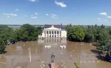 Ukrainasit publikojnë pamje nga droni të qytetit Nova Kakhovka të mbuluar nga uji