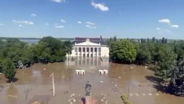 Ukrainasit publikojnë pamje nga droni të qytetit Nova Kakhovka të mbuluar nga uji