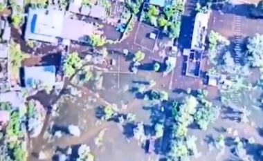 Kievi publikon një seri videosh pas shkatërrimit të digës,  uji i merr shtëpitë - minat shpërthejnë