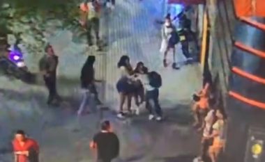 Tri vajza me mini-funde sulmojnë dhe rrahin brutalisht turistin britanik në rrugët e kryeqytetit të Kolumbisë – ia vjedhin telefonin