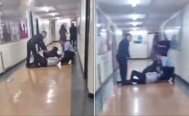 Nxënësi 13-vjeç rrah brutalisht profesorin në Skoci, mësimdhënësi përfundon i shtrirë në korridorin e shkollës pothuajse pa ndjenja