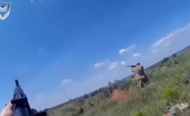 Ushtarët ukrainas arrijnë të rrëzojnë dronin rus, duke e qëlluar vetëm me pushkë automatike