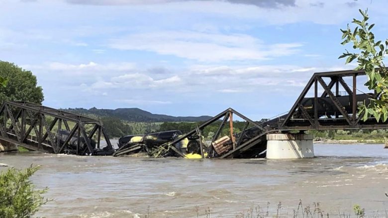 Një tren që transportonte materiale të rrezikshme ra në lumë pas shembjes së një ure në Montana, SHBA