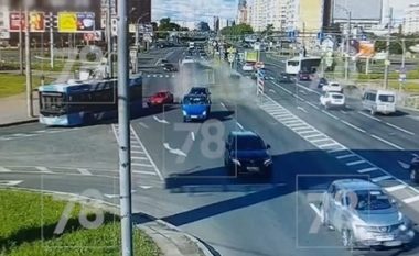 Shoferi i kamionit humb kontrollin, futet në kahjen e kundërt – godet dhjetëra vetura në Shën Petersburg