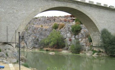 Gjakovë, vazhdojnë kërkimet për gruan që dyshohet se ka rënë nga ura e Fshajt