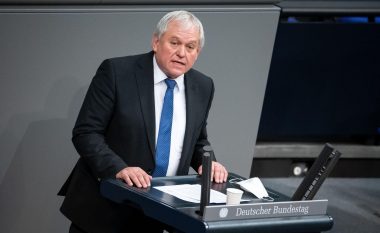 Deputeti gjerman: Po presim nëse Vuçiq do t’i respektojë marrëveshjet