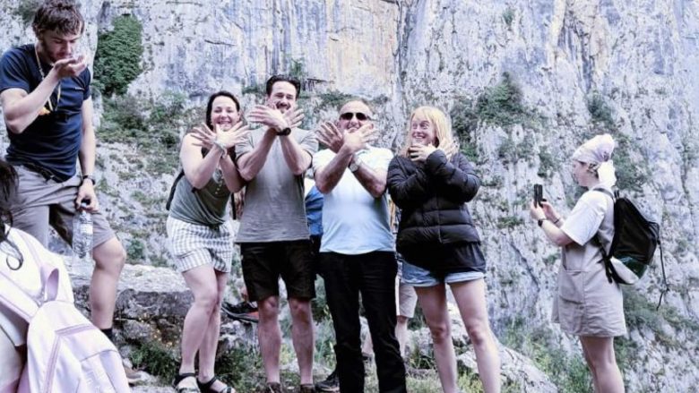 Turistë polakë eksplorojnë Parkun Kombëtar “Mali i Tomorit”