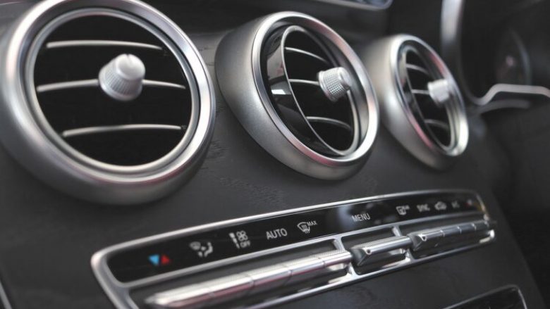 Sa karburant shpenzon kondicioneri në veturën tuaj?