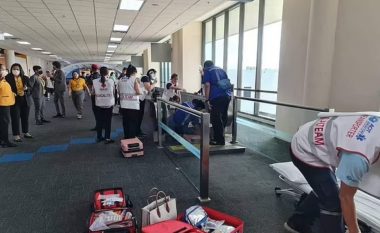 I ngeci këmba në mekanizmin e shkallëve lëvizëse në aeroportin e Bangkokut, mjekët u detyruan t’ia amputojnë për ta shpëtuar