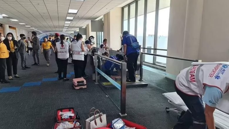 I ngeci këmba në mekanizmin e shkallëve lëvizëse në aeroportin e Bangkokut, mjekët u detyruan t’ia amputojnë për ta shpëtuar