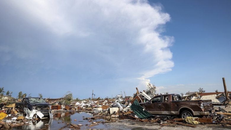 Tornado e fortë në Teksas: Të paktën tre të vdekur, 50 të plagosur dhe 200 shtëpi të shkatërruara