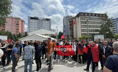 Protesta tek Ura e Ibrit, qytetarët e mbledhur këndojnë “Jo nuk ndahet Mitrovica”