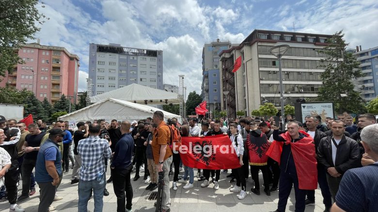 Protesta tek Ura e Ibrit, qytetarët e mbledhur këndojnë “Jo nuk ndahet Mitrovica”