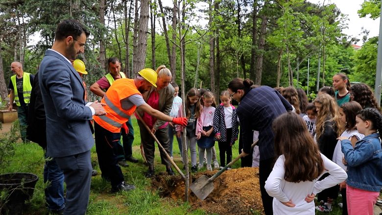 Al Trade vazhdon traditën e 1 qershorit në Prishtinë – bashkë me fëmijët mbjellin fidanë në parkun e qytetit