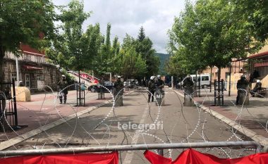 Të shtunën në veri serbët sulmuan një gazetare dhe veturën e Policisë së Kosovës