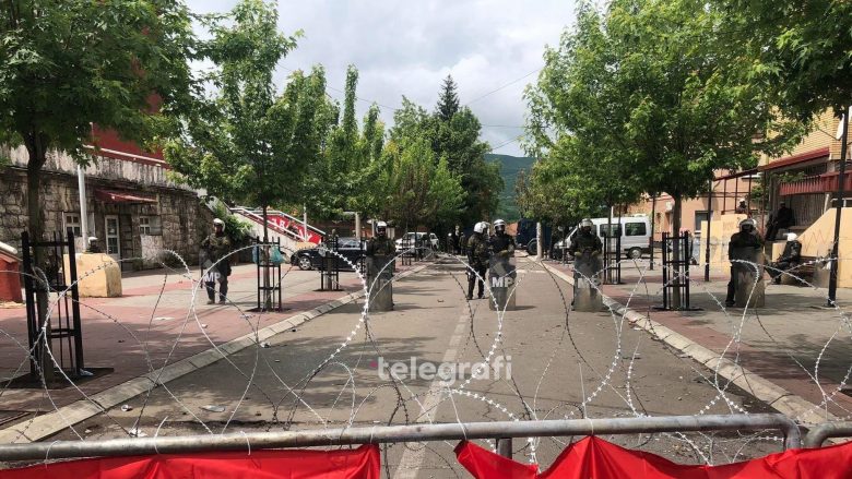 Të shtunën në veri serbët sulmuan një gazetare dhe veturën e Policisë së Kosovës