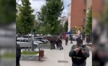 Vetëvendosje publikon videon kur Millun Millenkoviq – Llune me bandën e tij rrah shqiptarët në veri: Republika nuk zmbrapset