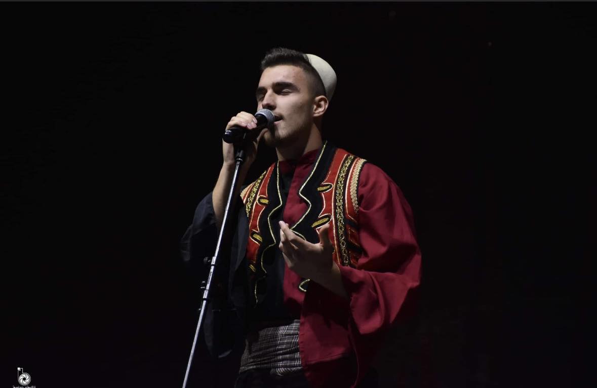Çfarë premton këngëtari Labinot Abduramani nga Tetova gjatë stinës e verës