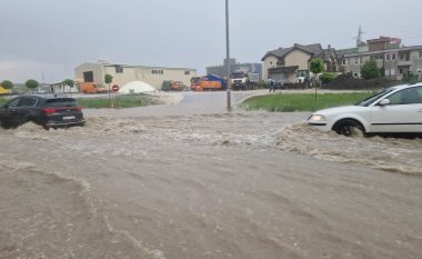 Reshjet e shiut, krijohet vështirësi në qarkullimin e veturave në Prishtinë