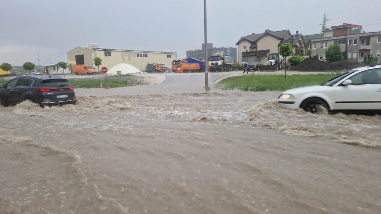 Reshjet e shiut, krijohet vështirësi në qarkullimin e veturave në Prishtinë