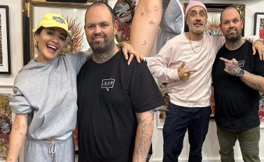 Rita Ora dhe Taika Waititi tregojnë tatuazhet e reja teksa befasojnë stafin e një dyqani në Sydney