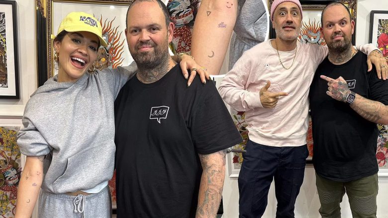 Rita Ora dhe Taika Waititi tregojnë tatuazhet e reja teksa befasojnë stafin e një dyqani në Sydney
