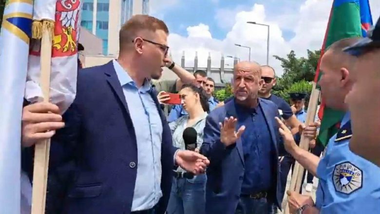Politikani serb Arsenijeviq vendos flamujt e komuniteteve para ndërtesës së Qeverisë