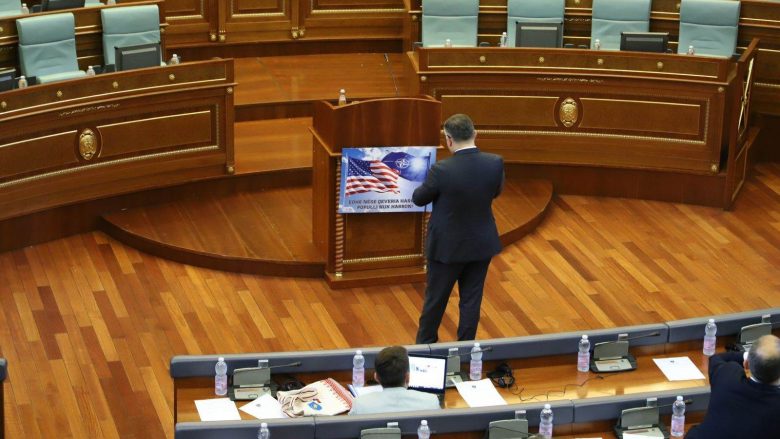 Deputetët e AAK-së vendosin në foltoren e Kuvendit pankartë me flamujt e SHBA-së e NATO-s