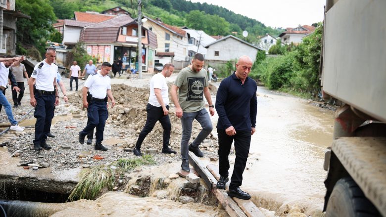 Haradinaj viziton Pejën, fton Qeverinë të ndajë një fond emergjent për familjet e prekura nga vërshimet