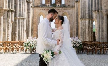 Arbana Osmani publikon foton e parë të dasmës e veshur me fustan të nusërisë përkrah bashkëshortit Eduart Grishaj