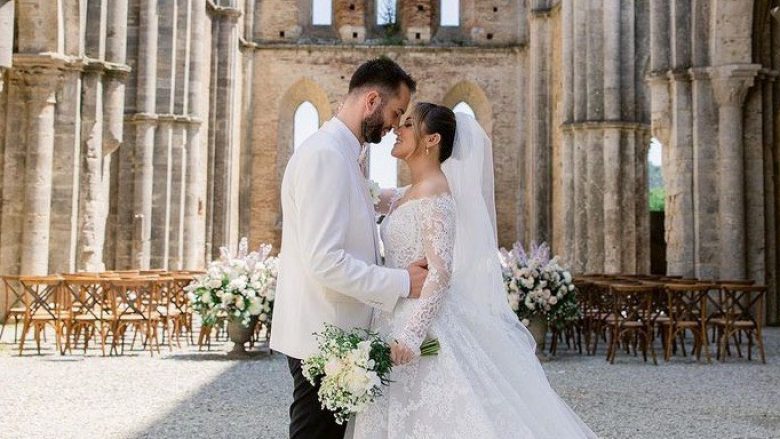 Arbana Osmani publikon foton e parë të dasmës e veshur me fustan të nusërisë përkrah bashkëshortit Eduart Grishaj