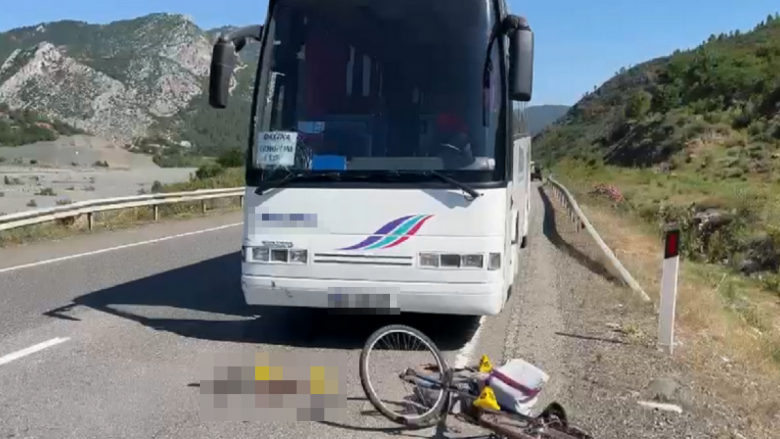 Aksident me vdekje në Rrugën e Kombit, autobusi nga Kosova përplas të moshuarin me biçikletë