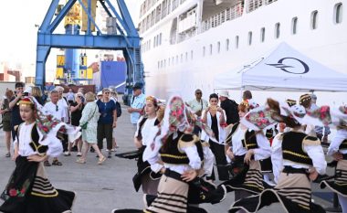 Anija me 636 turistë amerikanë viziton Durrësin