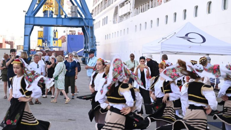 Anija me 636 turistë amerikanë viziton Durrësin