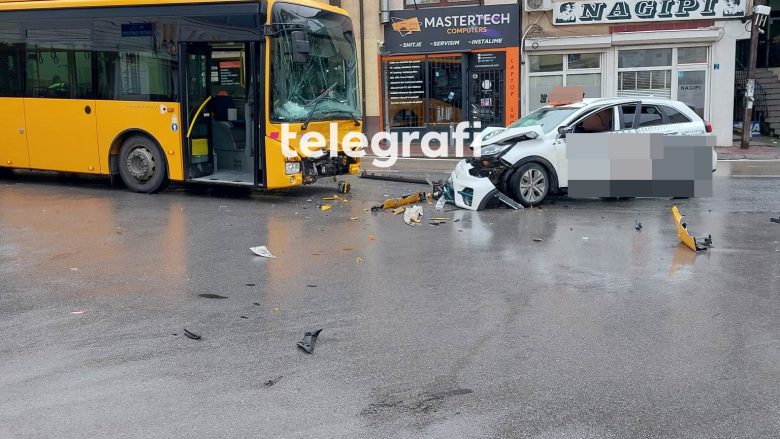 Aksidenti në Prishtinë mes autobusit dhe një veture, lëndohen pesë persona