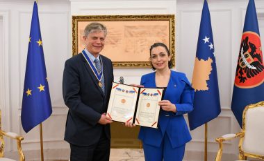 Osmani në takim lamtumirës me shefin e EULEX-it, e dekoron me medaljen presidenciale